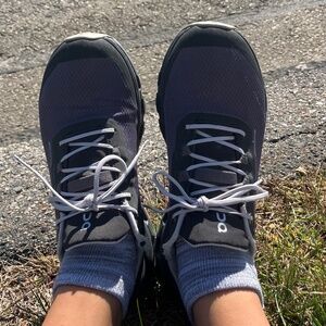 Women’s On Clouds Sneakers Size 6